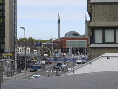 906990 Gezicht vanaf het Stadsplateau bij het nieuwe Stadskantoor, op de Kop van Lombok te Utrecht, met de nieuwe Ulu Moskee.